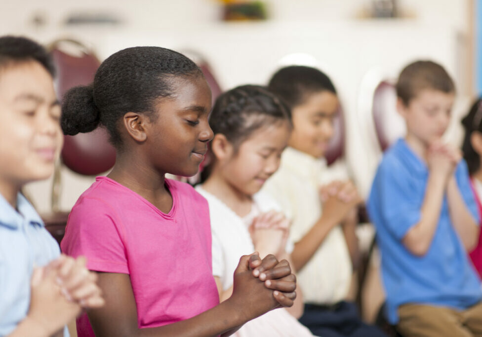 Preschool students praying